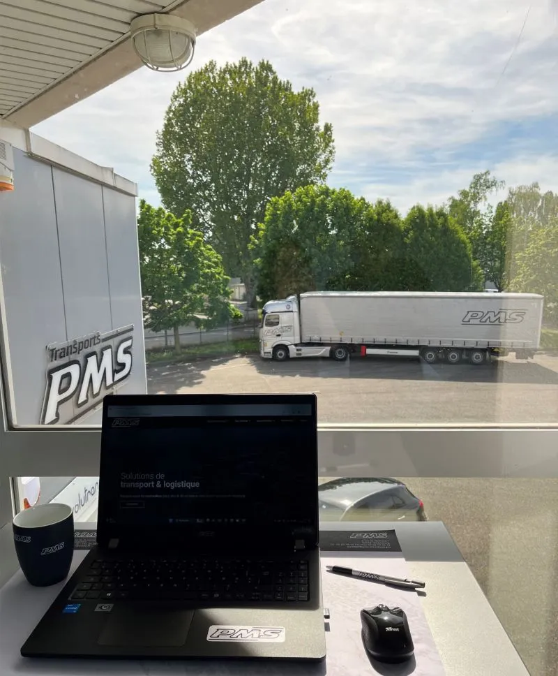 Bureaux vue sur le camion PMS-min